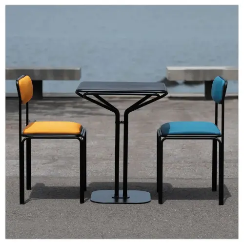 2 Chaises BISTRO en m&eacute;tal noirs int&eacute;rieurs et ext&eacute;rieurs mont&eacute;es 