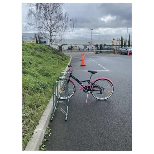 Parc pour 5 vélos avec appui pour guidon