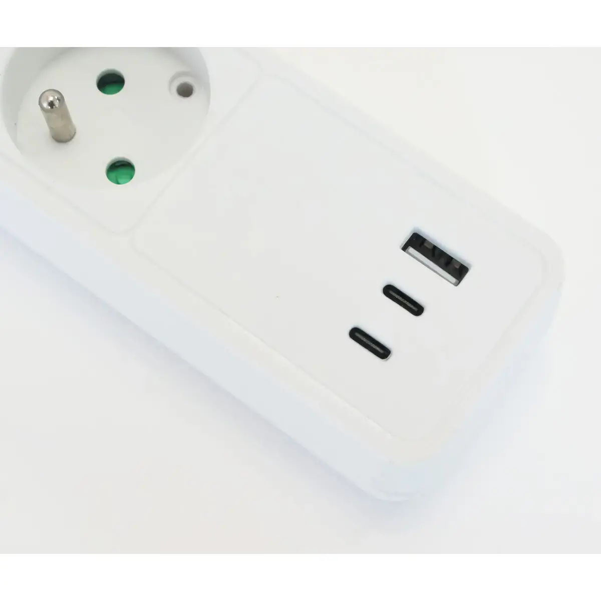 Multiprise 3 prises - 3 ports USB - Avec interrupteur - Câble 4 mètres