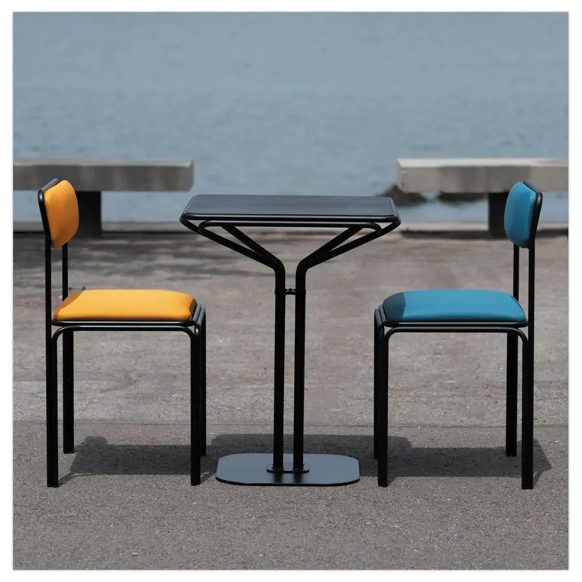 2 Chaises BISTRO en m&eacute;tal noirs int&eacute;rieurs et ext&eacute;rieurs mont&eacute;es 