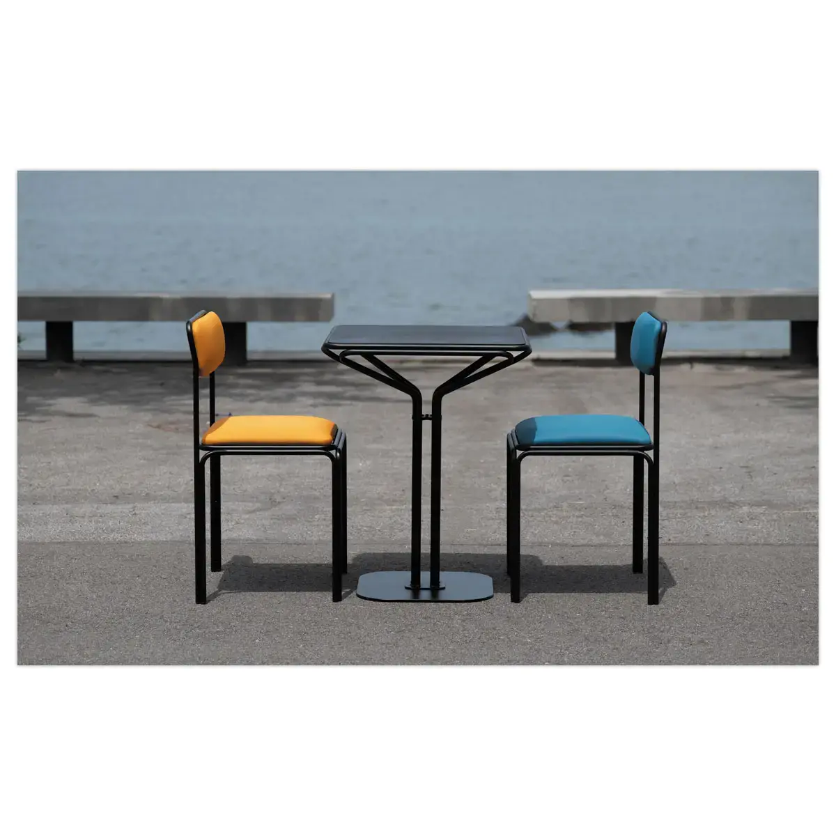 2 Chaises BISTRO en m&eacute;tal noirs int&eacute;rieurs et ext&eacute;rieurs mont&eacute;es 