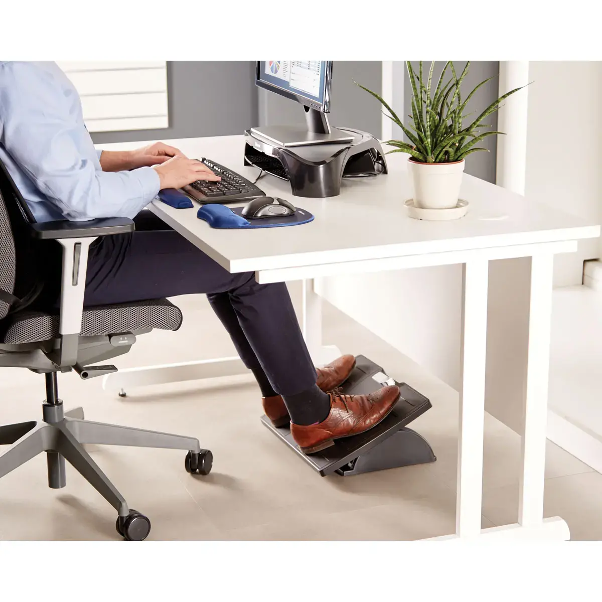 Repose-pieds r&eacute;glable Office Suite Microban&reg; - FELLOWES 