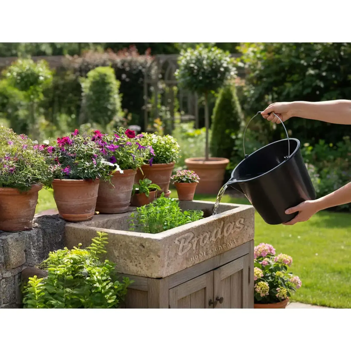 Seau avec bec verseur, 12 litres, PP, noir - Bradas 