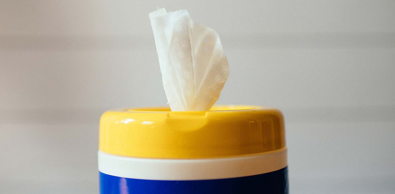 Désinfecter les surfaces de contamination potentielles