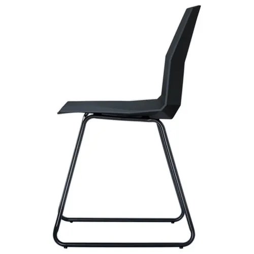 2 Cube stoelen met trapeziumvormige zwarte poten en zwarte zitting, gemonteerd