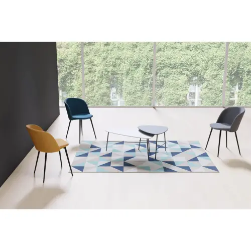 2 Must fauteuils met zwarte voeten en grijze zitting, gemonteerd