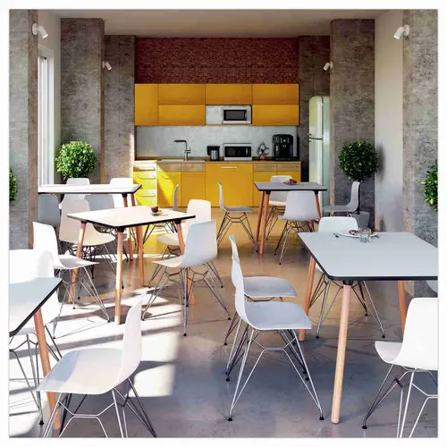 2 UXSTEEL stoelen 2, 4 chromen poten met een witte zitting gemonteerd
