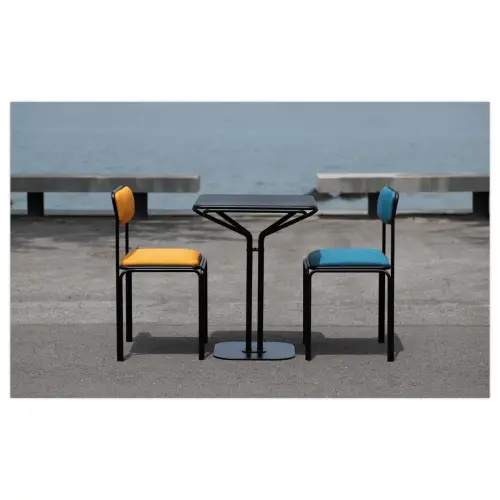 2 Zwarte metalen BISTRO stoelen voor binnen en buiten, gemonteerd