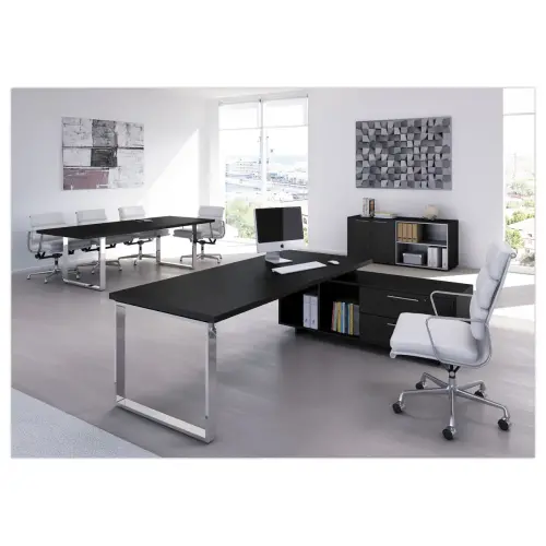 Directiebureau op een metalen voet en achterwand