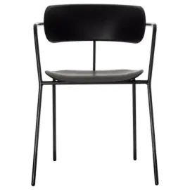 2  Bistrostoelen met zwarte poten en zwarte zitting, gemonteerd 