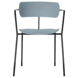 2  Bistrostoelen met zwarte poten en een blauwe zitting 