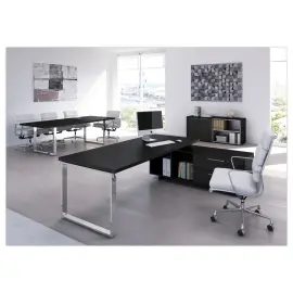 Directiebureau op een metalen voet en achterwand 