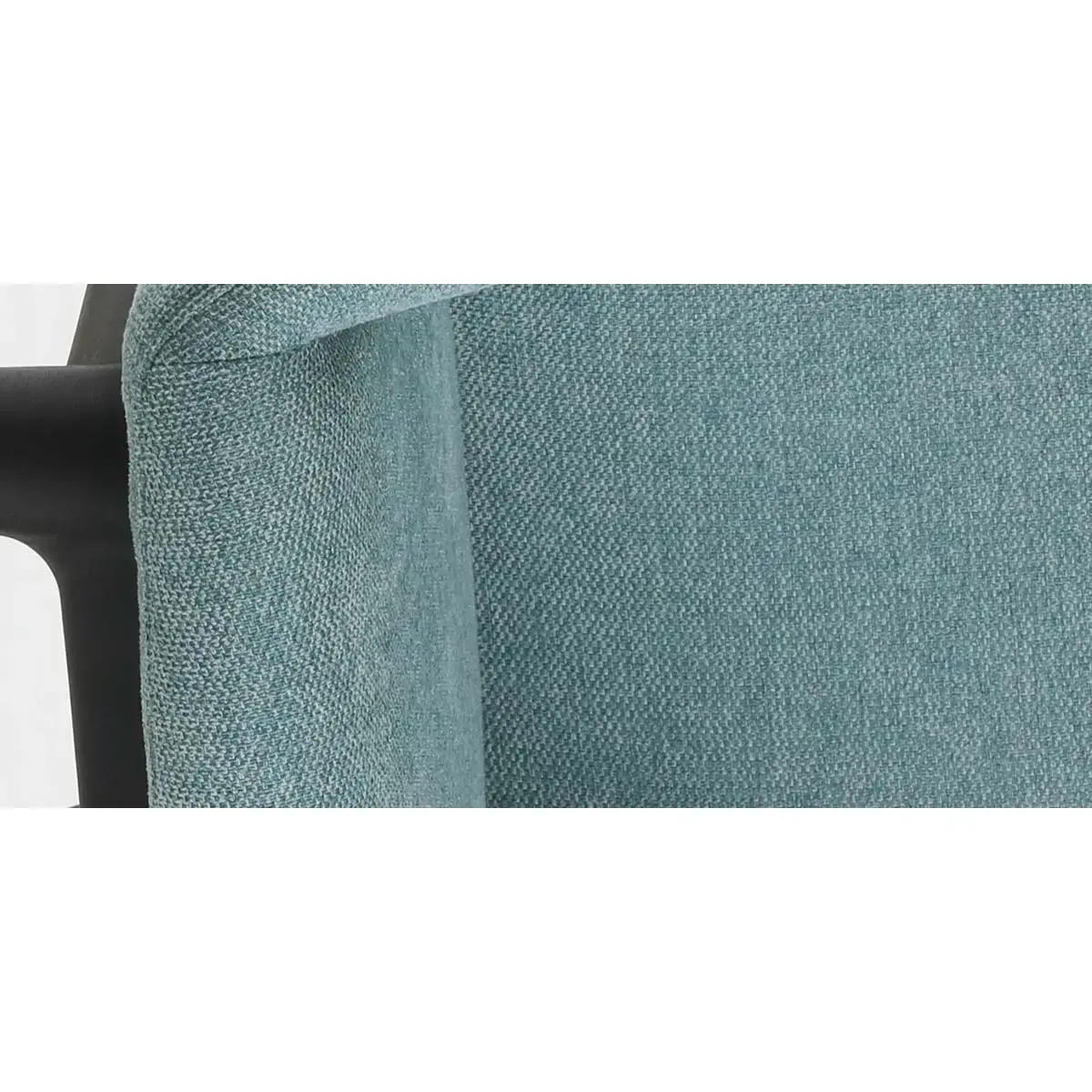 2 lichtblauwe fauteuils met piramidevoet gemonteerd