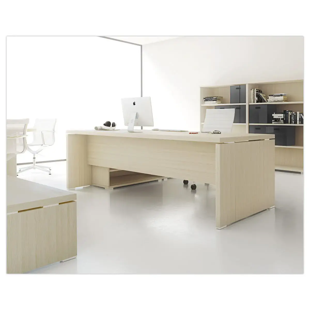 Bureau BOGOTA met een rechts eikenhouten achterwand