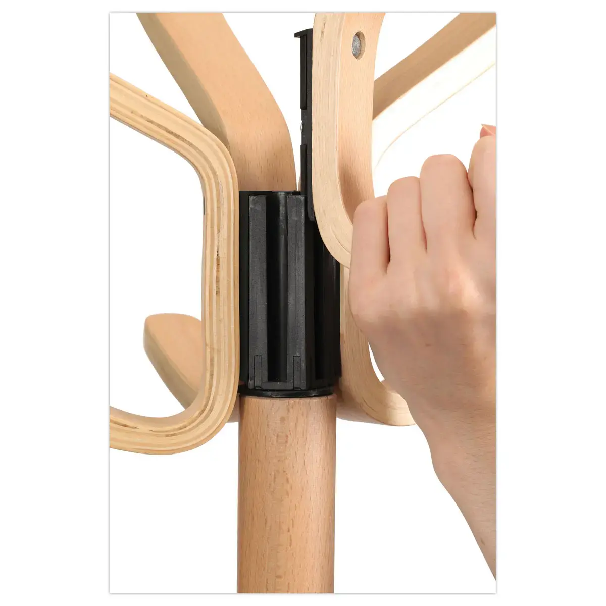 Kledingrek café van licht hout