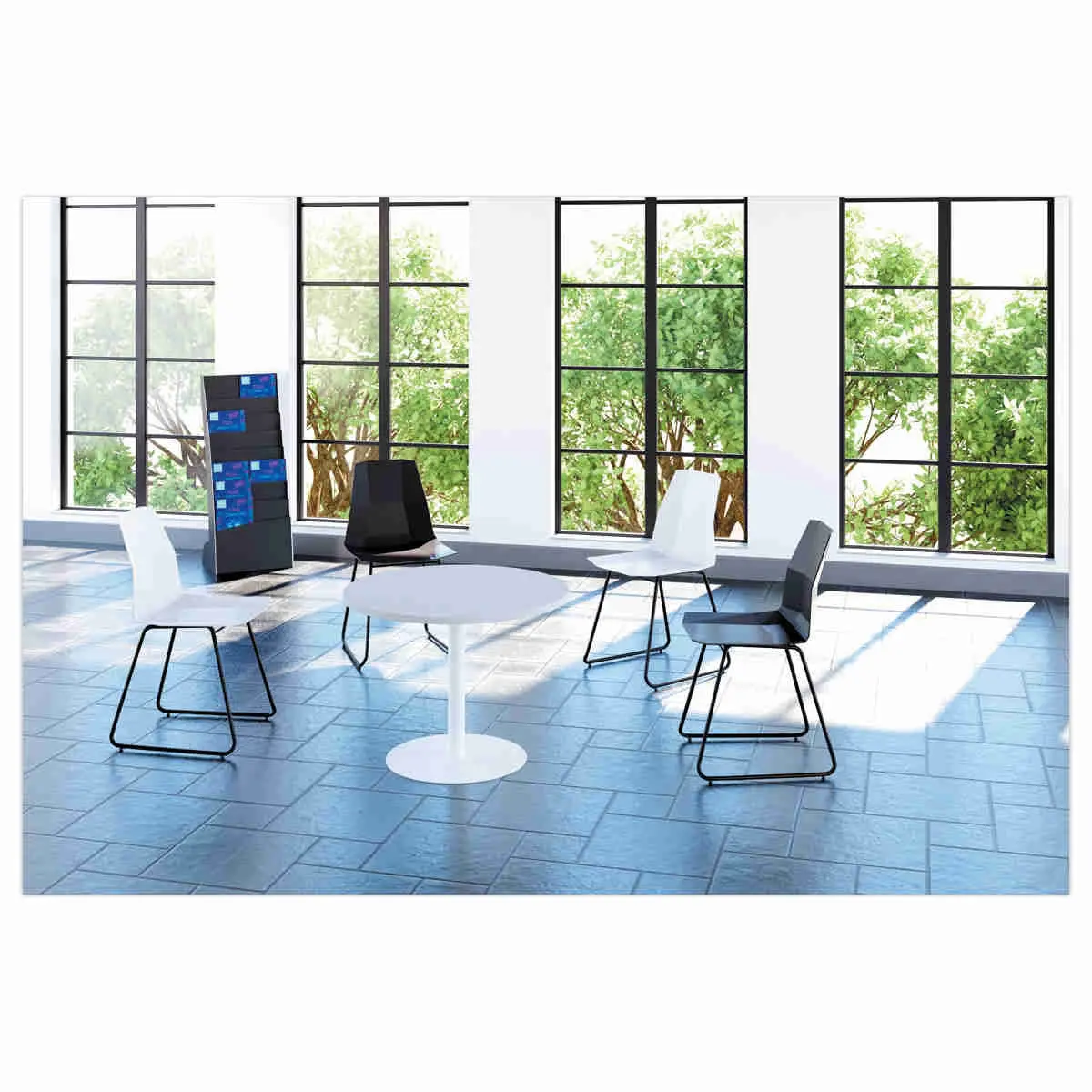 2 Cube stoelen met trapeziumvormige zwarte poten en zwarte zitting, gemonteerd