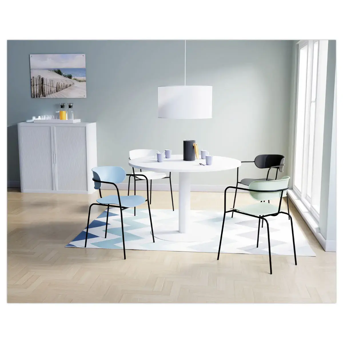 2  Bistrostoelen met zwarte poten en zwarte zitting 