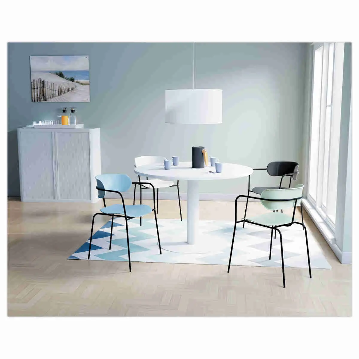 2 Bistrostoelen met zwarte poten en een witte zitting