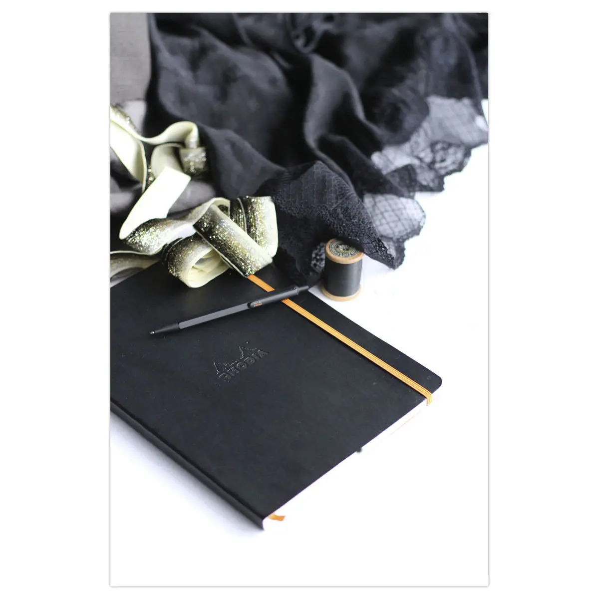 Genaaid schrift Rhodiarama A5 160 pagina's - zachte genaaide kaft - zwart - RHODIA