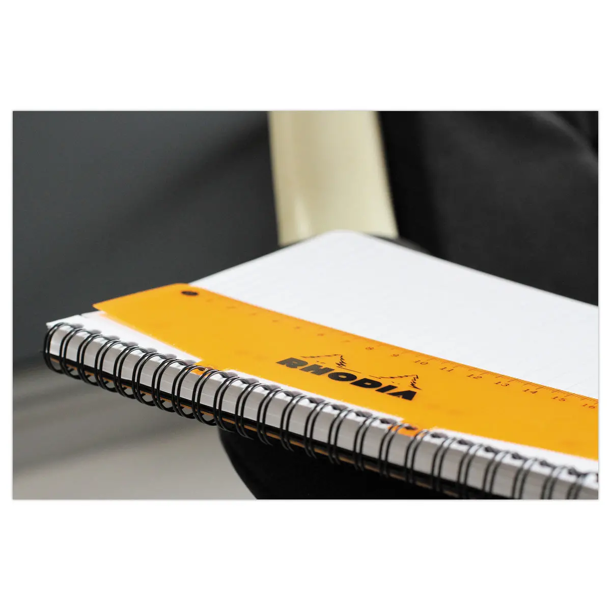 Kartonnen omslag schrift 160 pagina's A4+5x5. Zwart
