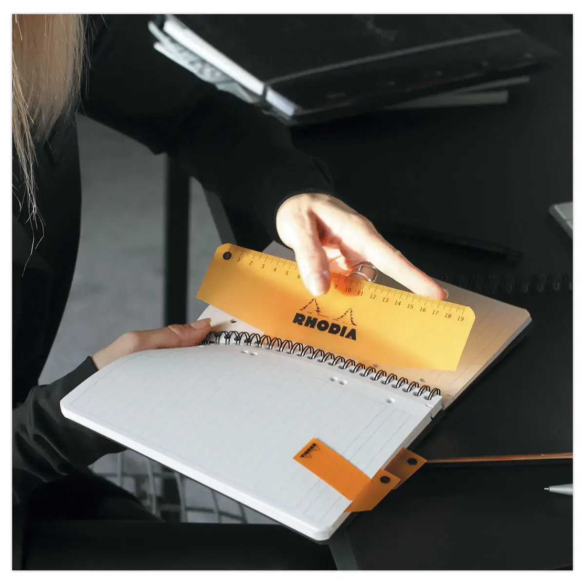 Schrift kartonnen kaft - 160 pagina's A4+gelijnd - Zwart - RHODIA