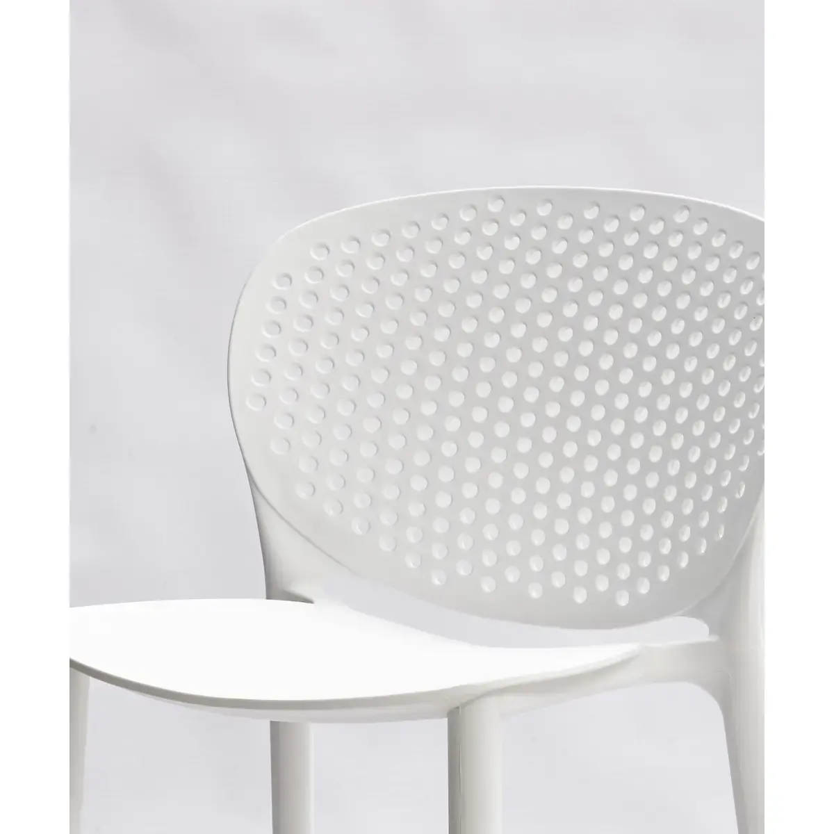 2 BUIKSTOELEN BINNEN / BUITEN WITTE POLYPROPYLEEN